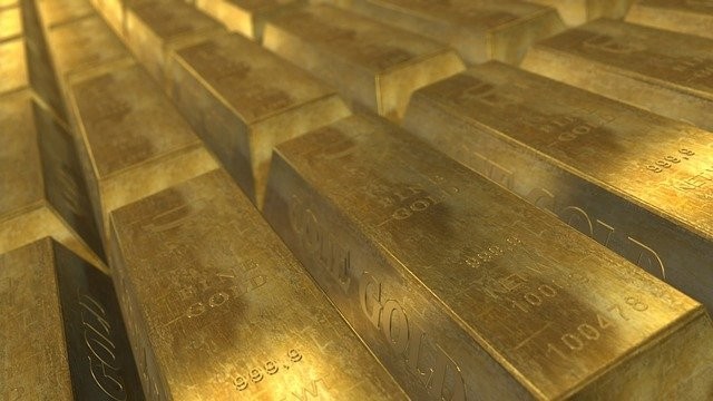 Por qué la cotización del dólar y las tasas de interés influyen en el precio del oro